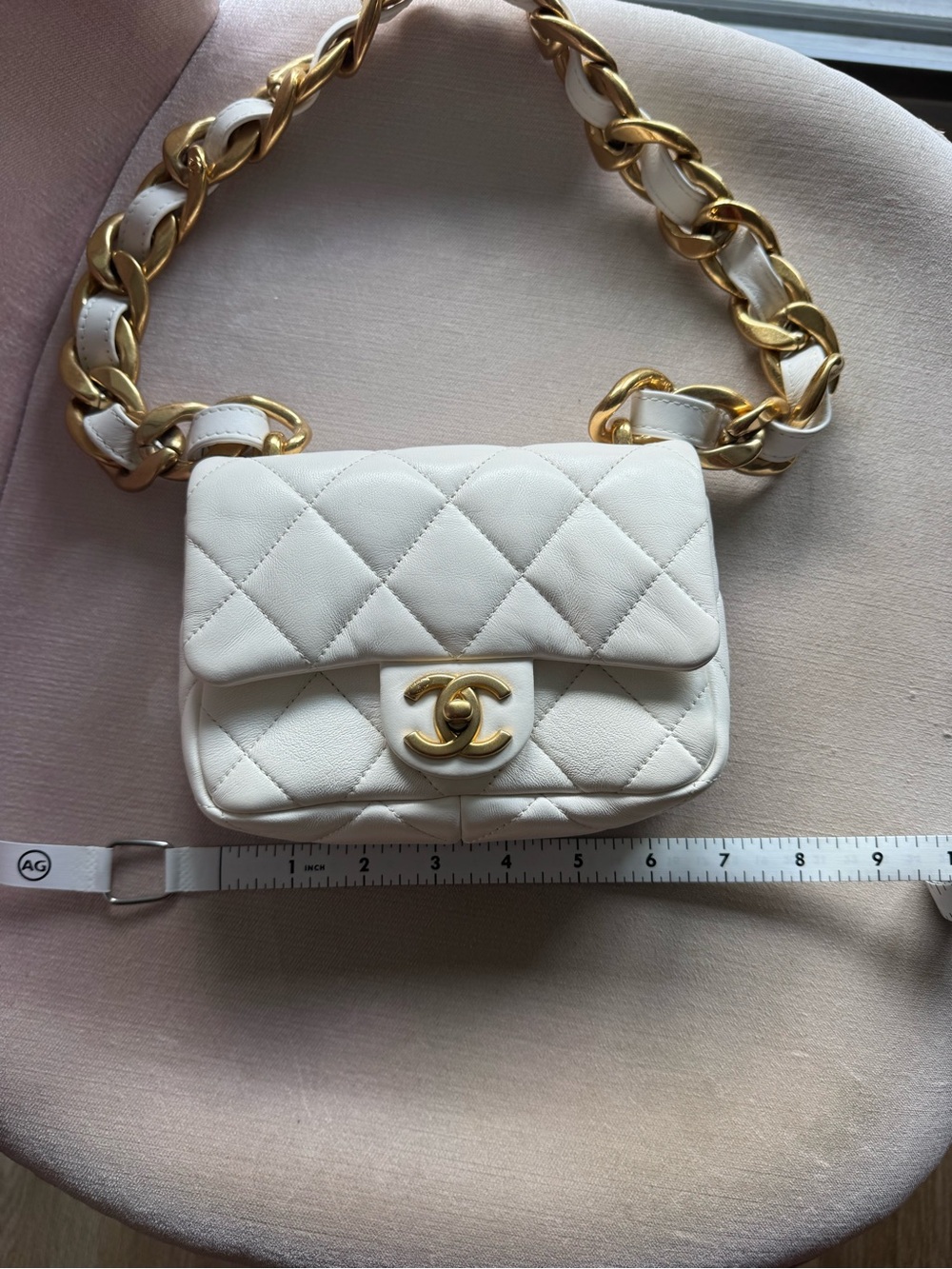 CHANEL White Quilted Leather Shoulder Bag with Gold Hardware - Picture 14 of 16